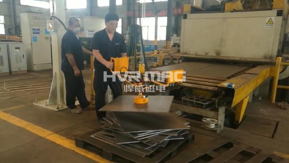 鋼板校平下料_機(jī)械臂搭配電永磁鐵_經(jīng)濟(jì)又高效