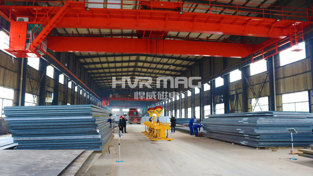 中厚鋼板如何吊裝？用電永磁吊具輕松搬運100mm厚20噸重的鋼板