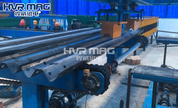 在工件的搬運過程中，起重電永磁鐵如何控制磁力？