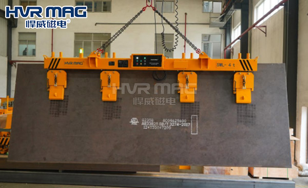 鋼板如何安全翻身？豎吊鋼板磁力吸盤吊具來幫您
