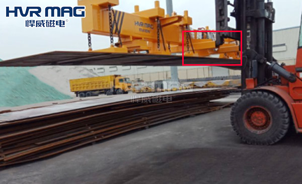 叉車與電永磁吊具的組合，讓吊裝更高效